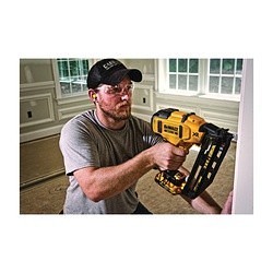 DeWALT® 20V MAX* DCN660D1 Brushless Cordless Finish Nailer Kit, 1-1/4 to 2-1/2 in Fastener, 110 Nails Magazine, 11.7 in OAL, Battery